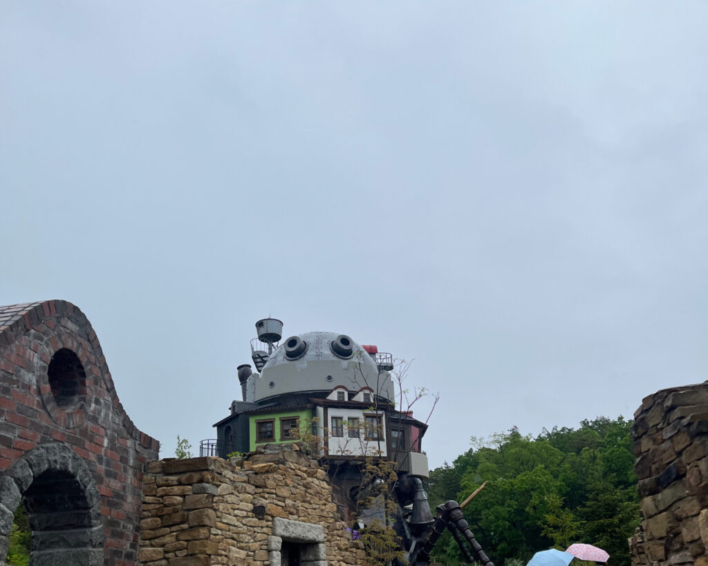 ジブリパークハウルの城の外観の写真