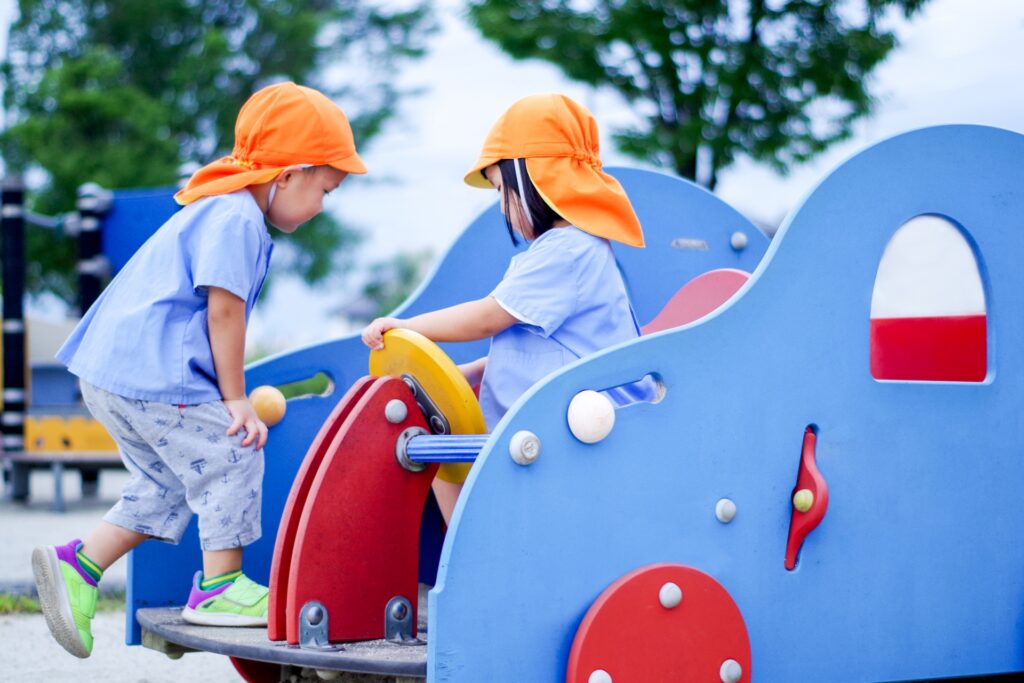 遊具で遊ぶ写真