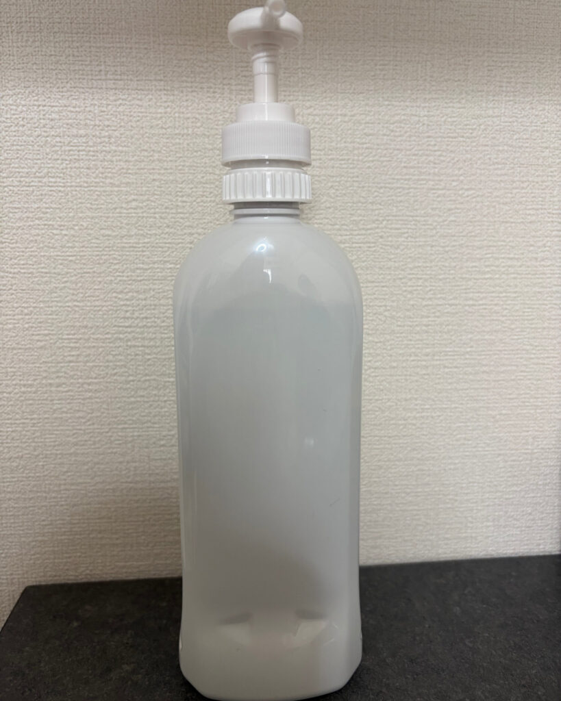 ポンプをつけたボトルの写真