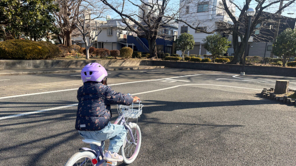 広場で自転車に乗る写真