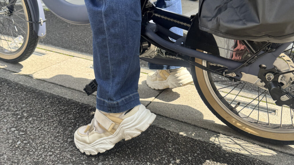 自転車にまたがった状態の写真