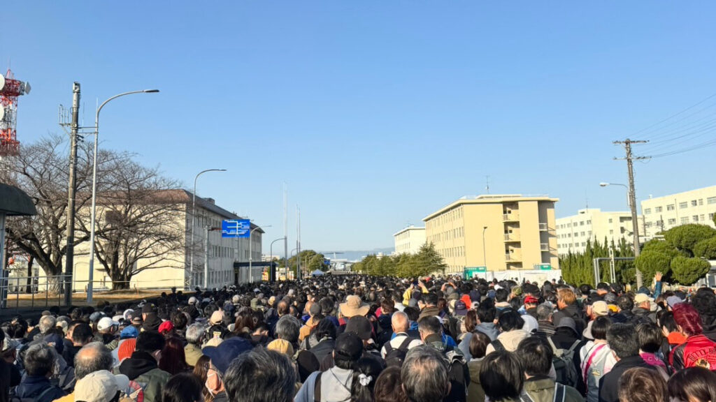 正門で手荷物検査待ちの写真