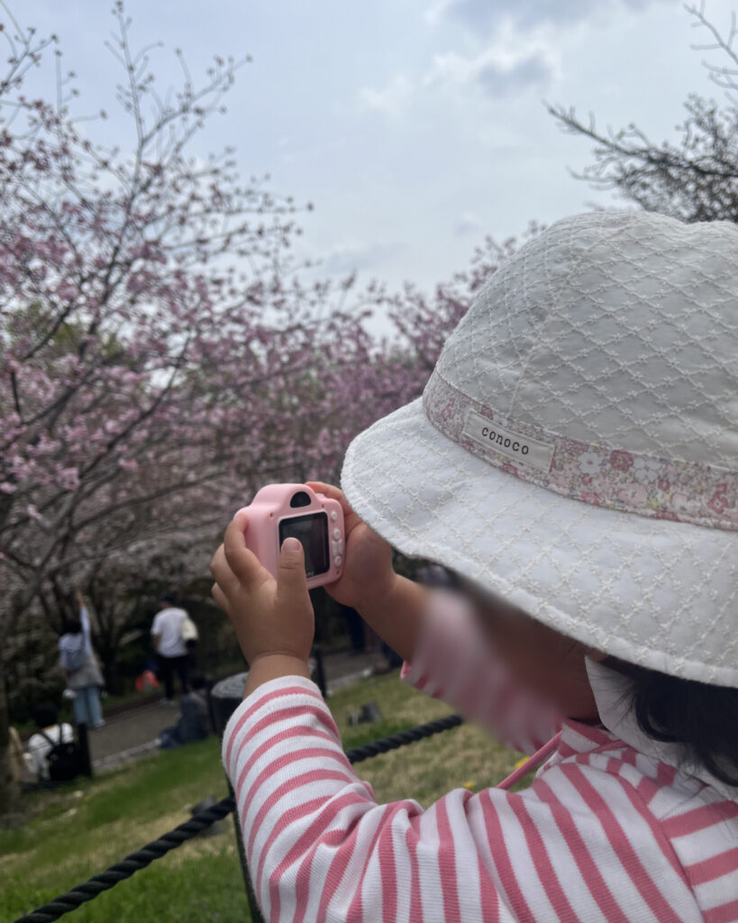 キッズカメラを持っている写真