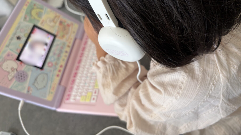 キッズパソコンで遊んでいる写真