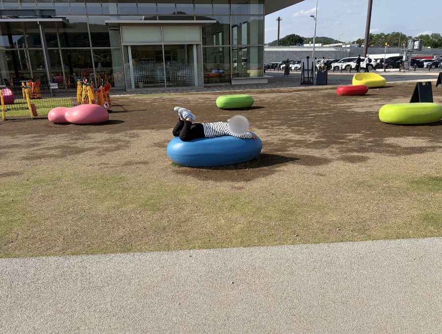 さのいろソファとこども