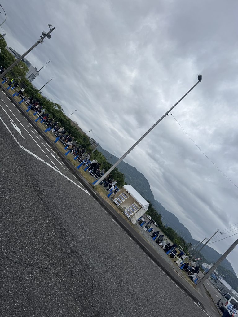 シャトルバス待機列の様子