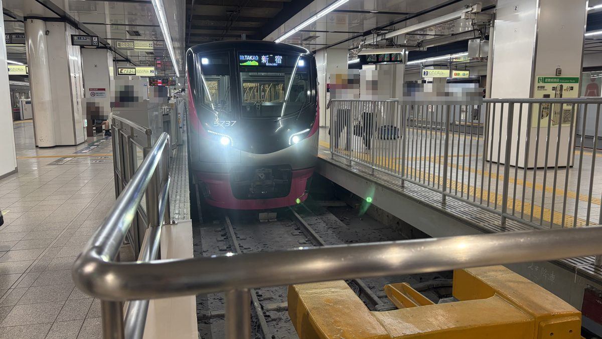 新宿駅のホームに入ってくる京王ライナー