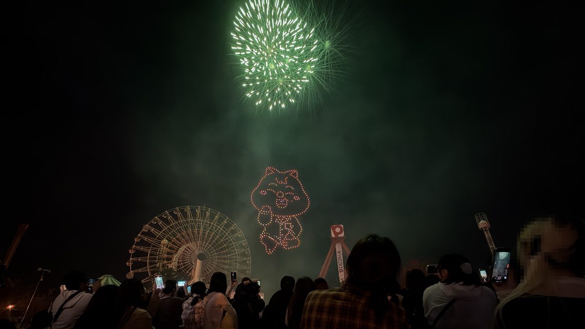 SKZOOのドローン&花火ショー（ドローンで描いたキャラクターと花火）