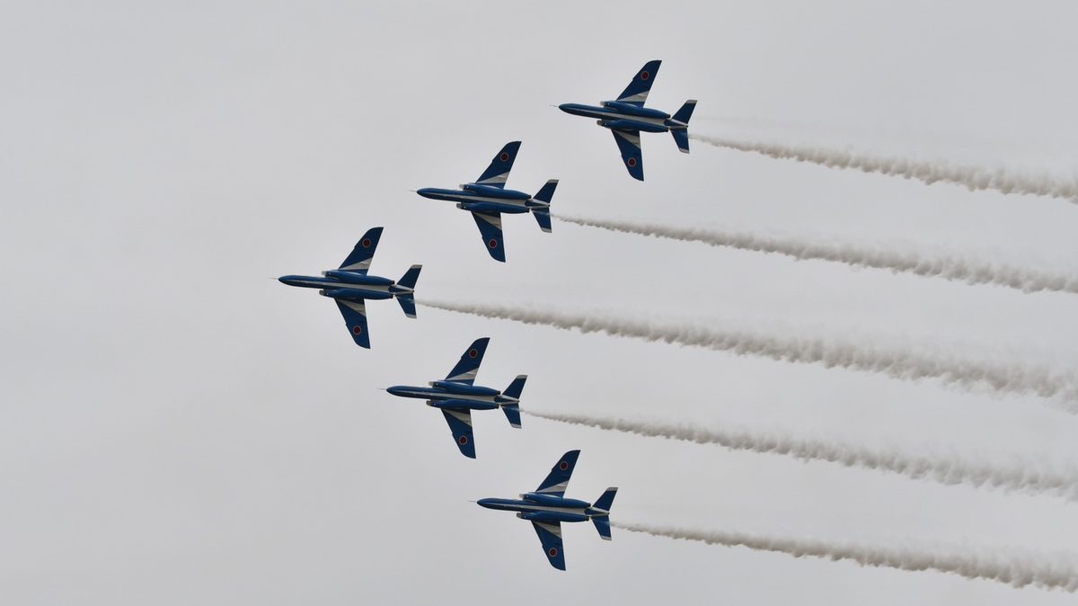 白いスモークを引いて斜めに並んで飛ぶブルーインパルス5機
