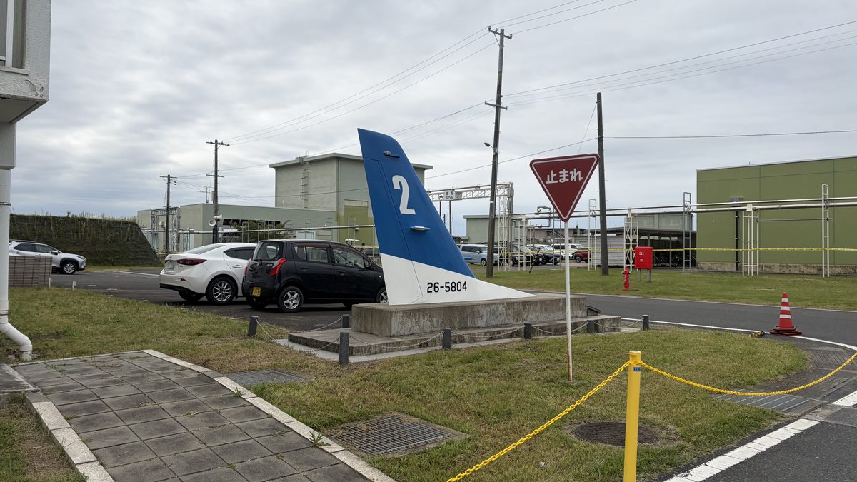 松島基地の構内にあるブルーインパルスの尾翼のモニュメント