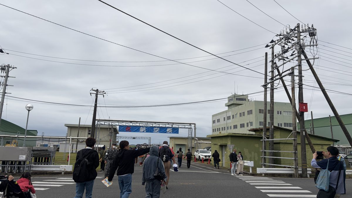 手荷物検査を終えて松島基地の中へ向かう来場者