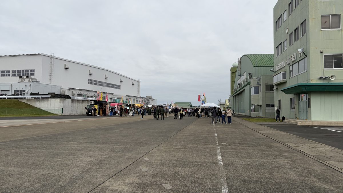 松島基地の構内の道と奥に並ぶ露店