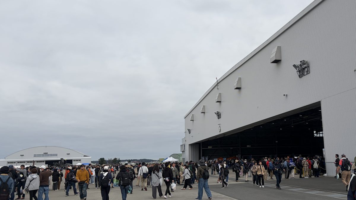 朝から人が集まる松島基地の格納庫前
